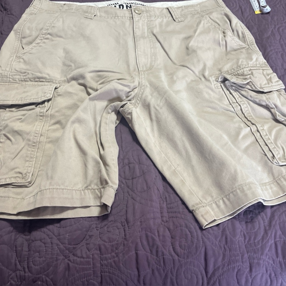 Old Navy Men Khaki cargo shorts size 36 X 10
